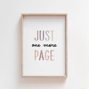 K&ouml;nnte beinhalten: Ein gerahmter Druck mit dem Text "JUST one more PAGE" in einer Aquarell-Schriftart in Braun-, Rosa- und Lilat&ouml;nen.