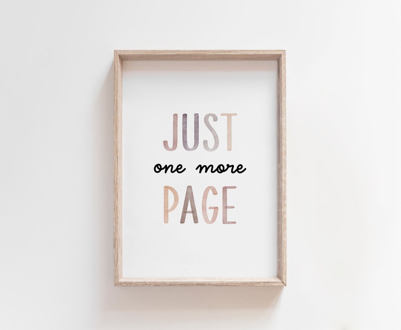 K&ouml;nnte beinhalten: Ein gerahmter Druck mit dem Text "JUST one more PAGE" in einer Aquarell-Schriftart in Braun-, Rosa- und Lilat&ouml;nen.