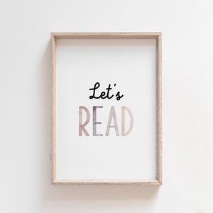 K&ouml;nnte beinhalten: Ein gerahmter Druck mit wei&szlig;em Hintergrund und dem Text "Let's READ" in schwarzer kursivschrift. Das Wort "READ" ist in einer gr&ouml;&szlig;eren Schriftgr&ouml;&szlig;e und hat einen Aquarelleffekt in Rosa- und Braunt&ouml;nen.
