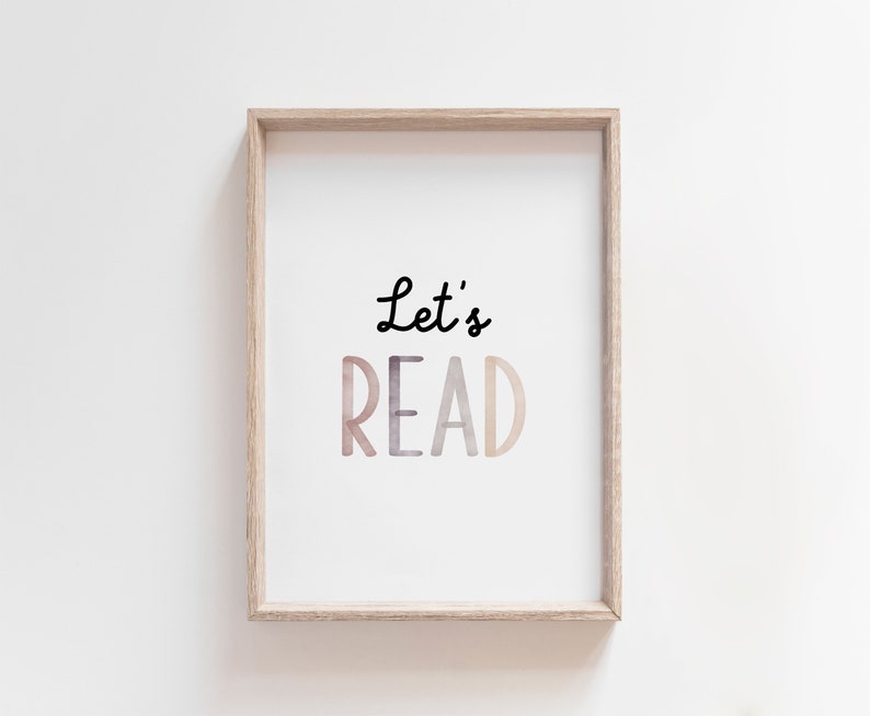 K&ouml;nnte beinhalten: Ein gerahmter Druck mit wei&szlig;em Hintergrund und dem Text "Let's READ" in schwarzer kursivschrift. Das Wort "READ" ist in einer gr&ouml;&szlig;eren Schriftgr&ouml;&szlig;e und hat einen Aquarelleffekt in Rosa- und Braunt&ouml;nen.