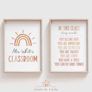 Könnte beinhalten: Zwei druckbare Klassenzimmerposter mit einem Boho-Regenbogen- und Sonnen-Design. Das erste Poster lautet "Mrs. Whites Klassenzimmer". Das zweite Poster lautet "In dieser Klasse immer daran denken: Du gehörst hierher, Du bist wichtig, Du bist respektiert, Du bist wertvoll, Du bist geliebt, Du hast eine Stimme, Du kannst schwierige Dinge tun."