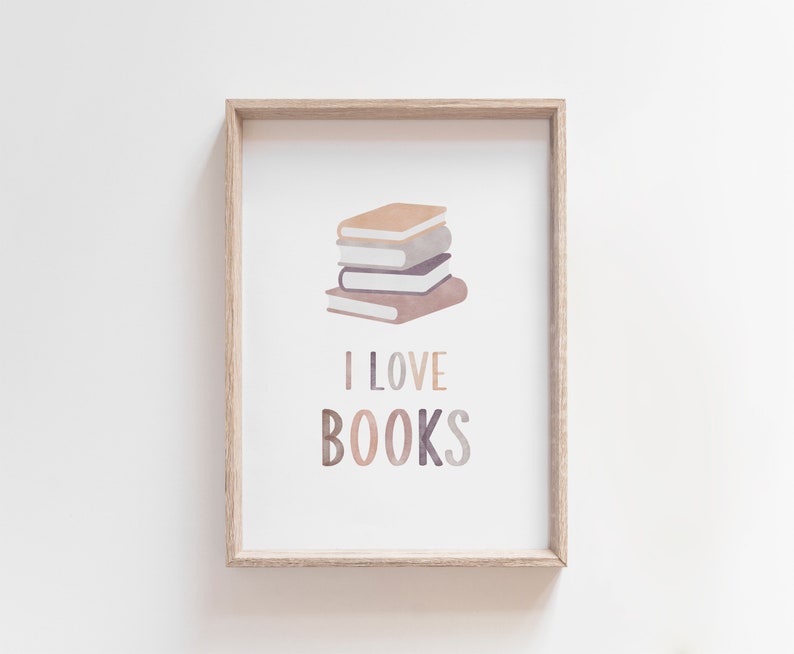 K&ouml;nnte beinhalten: Ein gerahmter Druck mit einem Stapel Aquarell-B&uuml;chern und dem Text "ICH LIEBE B&Uuml;CHER" in bunten Buchstaben.