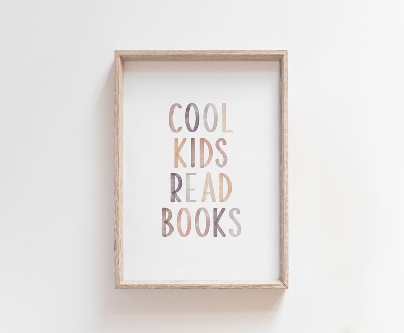 K&ouml;nnte beinhalten: Ein gerahmter Druck mit dem Text "COOL KIDS READ BOOKS" in Aquarell-Stil mit Braunt&ouml;nen, Rosa und Lila.