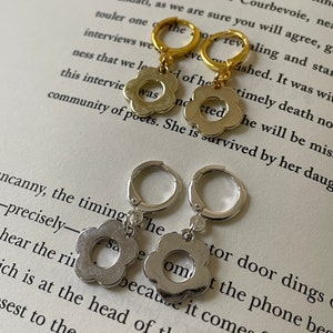 pendientes de aro huggie de flor de plata y oro