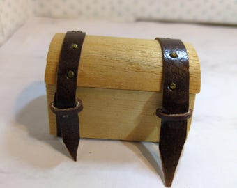 Cofre del tesoro/cofre abovedado para casa de muñecas en miniatura