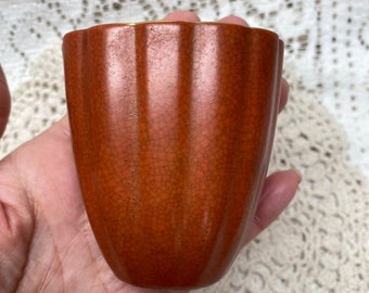 PRINCE HAMLET Danemark Vase en porcelaine couleur cannelle avec bords festonnés et bordure dorée | Vase miniature en porcelaine