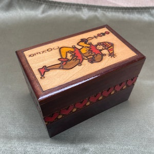 Caja con tapa de madera con comodín tallado en la tapa, hecha a mano y pintada a mano en Polonia, caja de cartas de póquer coleccionables