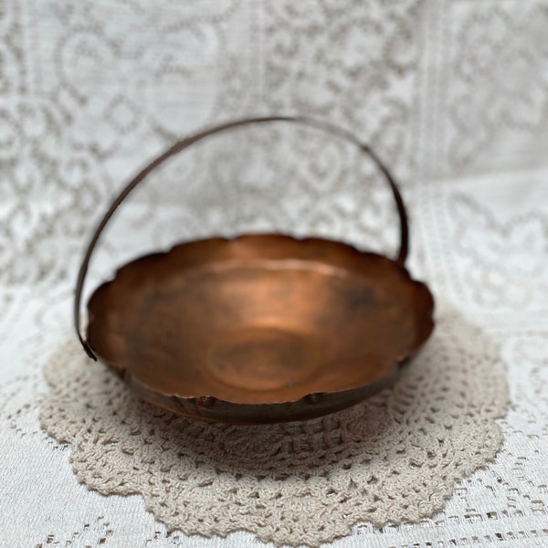 Vintage COPPER BASKET Shallow Bowl with Handle|Copper Serving Dish with Scalloped Edges and Handle