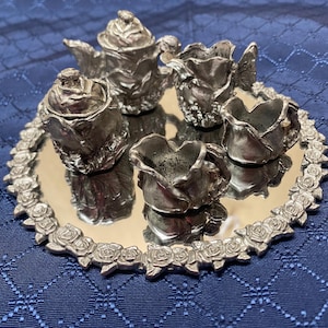 Juego de té vintage en miniatura de peltre con diseño de hoja de col sobre bandeja con espejo