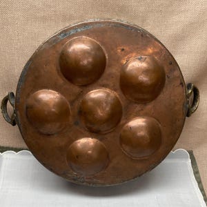 Antieke grote KOPER EGG Stroper of Escargotpan| Grote koperen keukendecor | Koperen pannen op boerderij of Franse platteland met messing handgrepen