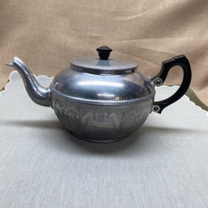 Sona Ware ALUMINUM TEAPOT with Bakelite Handle and Ornate Scrolls|Country or Farmhouse Tea Pot|Single Serving Metal Tea Pot with Strainer