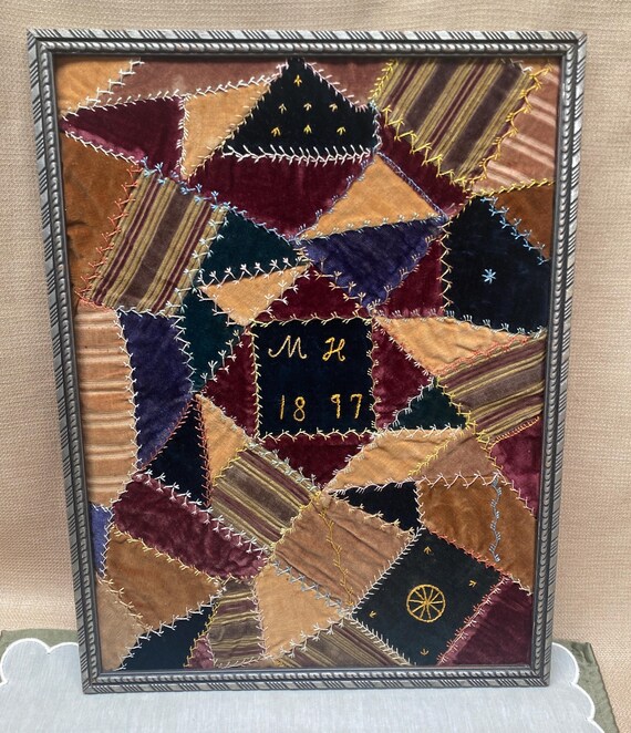 額装されたアンティークキルト作品 | 1897年刺繍テキスタイルアート 
