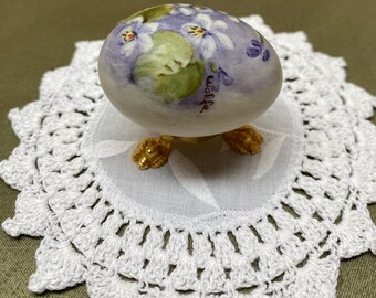 Handbemaltes Blumenei | Sammlerstück, signiertes Kunstwerk mit Metallständer