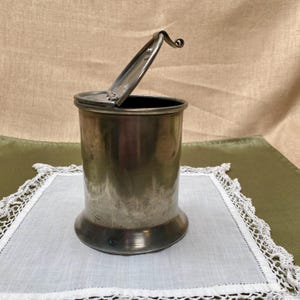 Tasse en étain rustique vintage avec couvercle verrouillable | Pot à épices en étain antique fabriqué en Italie | Tasses en étain de collection | Récipients de cuisine en étain vintage