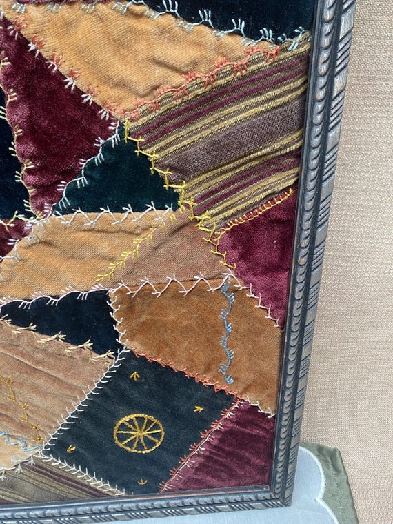 額入りアンティークキルトセクション | 1897年刺繍テキスタイルアート 
