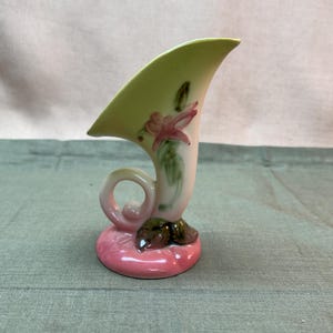 Hull Pottery Woodland Small Cornucopia in Chartreuse Yellow and Pink Flower|Hull Pottery W 2-3 1/2 USA