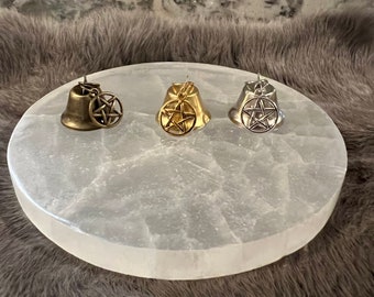 Mały dzwonek ołtarzowy z amuletem pentagramu – narzędzie do czarów