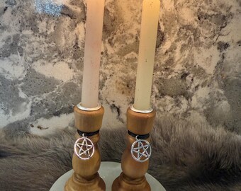 Kaarshouder met houten bel: gouden walnoot altaardecor met pentagram-bedel