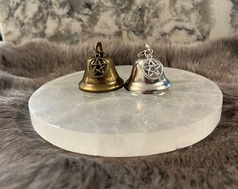 Duży dzwonek ołtarzowy z amuletem pentagramu – narzędzie do czarów