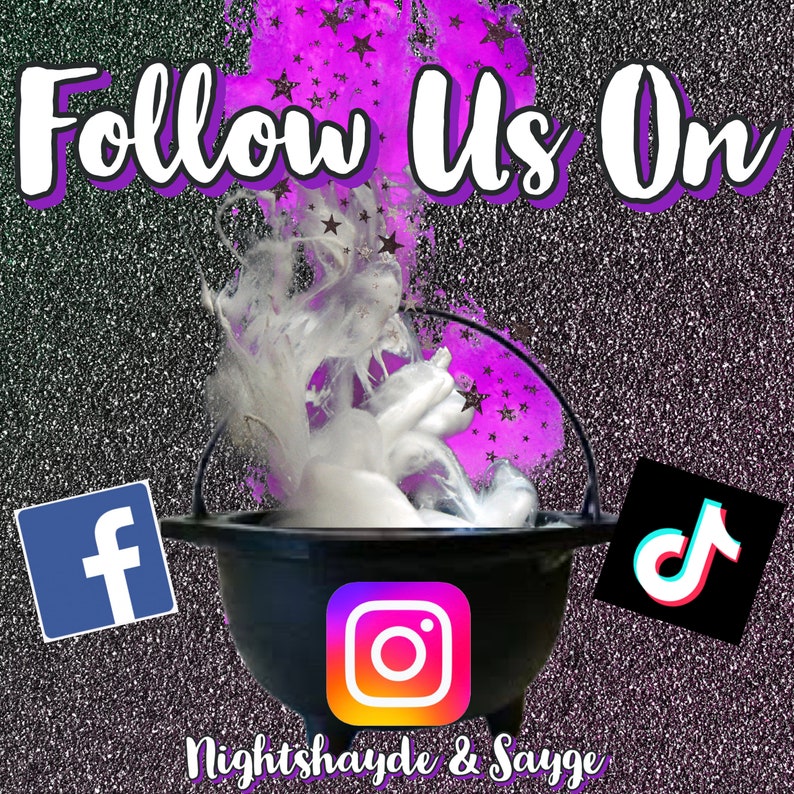 Puede incluir: Un caldero negro con humo blanco que sale de &eacute;l, rodeado de purpurina rosa y morada. El texto "Follow Us On" est&aacute; en la parte superior de la imagen. Los iconos de redes sociales para Facebook, Instagram y TikTok est&aacute;n en los lados de la imagen. El texto "Nightshayde & Sayge" est&aacute; en la parte inferior de la imagen.