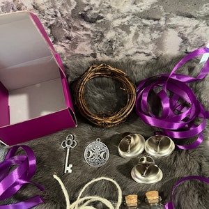 魔女の鈴を自分で作ろう - 魔女の鈴 - DIY - 守護 - スピリチュアルな守護 - 自分だけの鈴 - 意図設定 - ドアハンガー - クラフト