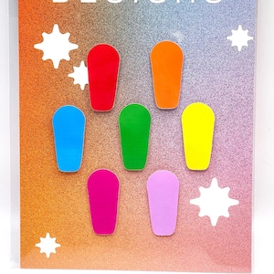 Può includere: Un set di sette adesivi colorati, lucidi e sagomati con il testo "BUGZY DESIGNS" nella parte superiore dell'immagine.