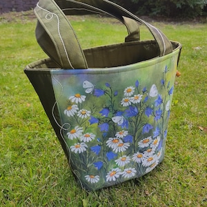 Custom women&#39;s bag with painted daisies, spring hand painted bag, floral tote bag for women, custom daisy purse, green flower tote bag