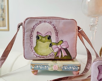 Piccola borsa rosa da donna con tracolla, mini borsa a tracolla dipinta a mano con una simpatica rana, borsa a tracolla rosa con rana dipinta in regalo