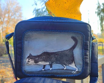 Piccola borsa da donna blu con tracolla con un simpatico gattino dipinto, realizzata su misura, mini borsa dipinta in acrilico, regalo per gli amanti dei gattini