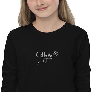 キッズ用C'est la Vie刺繍長袖シャツ、フランス語の格言入りユース用長袖Tシャツ、フランス語ギフト、ルトゥール・ア・レコール・ヴェトモン