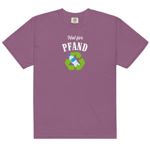 May include: A mauve t-shirt with the text "Hot for PFAND" above a recycling symbol containing a water bottle. The graphic is in white, green, and blue. The shirt is made of a soft material.