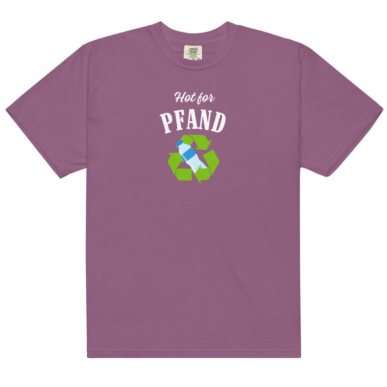 May include: A mauve t-shirt with the text "Hot for PFAND" above a recycling symbol containing a water bottle. The graphic is in white, green, and blue. The shirt is made of a soft material.