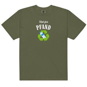 May include: Olive green t-shirt with the text "Hot for PFAND" above a recycling symbol containing a water bottle. The shirt is made of a soft material and has a crew neck.