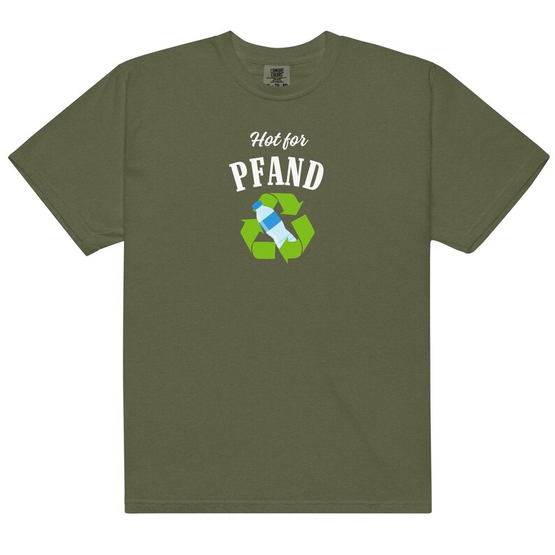 May include: Olive green t-shirt with the text "Hot for PFAND" above a recycling symbol containing a water bottle. The shirt is made of a soft material and has a crew neck.