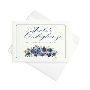 Puede incluir: Tarjeta de condolencia con diseño floral y la frase "Sentite Condoglianze" en escritura elegante. La tarjeta presenta un borde y un ramo de flores azules. Se coloca sobre un sobre blanco.