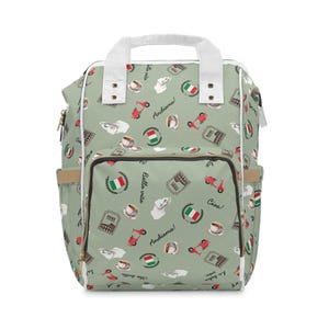 Mochila para fraldas com estampa italiana chique, incluindo café expresso, scooter, bandeira italiana, frases em italiano e estátua de Davi. Ideal para chá de bebê com tema italiano.