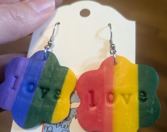Boucles d'oreilles fleurs arc-en-ciel en pâte polymère : bijoux de fierté « Love »