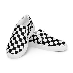 Pode incluir: Um par de sapatos brancos de lona com um padrão xadrez preto e branco.