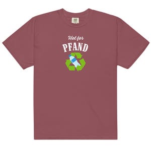May include: A maroon t-shirt with the words "Hot for PFAND" above a recycling symbol containing a water bottle. The graphic is in white, green, and blue. The shirt is made of a soft material.