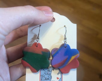 Boucles d'oreilles fleurs faites main en argile polymère tourbillon arc-en-ciel
