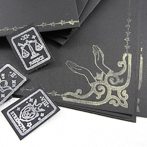 Juego de escritura de tarot en miniatura metálico negro y dorado (más de 15 piezas)