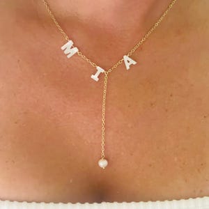Collar con inicial de nácar en oro de 18 quilates, collar con letras, collar con inicial de oro, collar con nombre personalizado, regalos para mamá, regalo para esposa