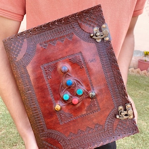 TRIQUETRA Seven Stone Handmade Leather Journal Book Of Shadow Diary Livre de sorcellerie de rêve Relié en cuir 10X13 Meilleur cadeau pour la Saint-Valentin