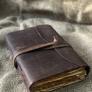 Diario in pelle fatto a mano con bordo frastagliato, carta ruvida, quaderno rilegato in pelle, diario vintage, pelle di mucca, il miglior regalo di Natale per uomini e donne