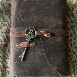 Diario in pelle di mucca marrone rustico vintage fatto a mano con chiusura a chiave, diario da viaggio rilegato in pelle, regalo ideale per Natale