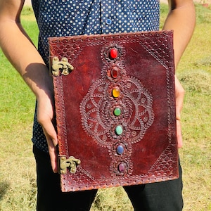 Journal en cuir fait main en relief avec pierre médiévale des sept chakras, livre des ombres, carnet de notes relié, journal de bureau, livre de croquis, 10 X 13