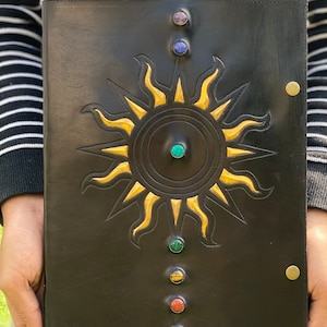 Diario in pelle Seven Stone Gold Sun in rilievo Diario in pelle fatto a mano Quaderno rilegato vintage Quaderno da disegno 10 x 13 POLLICI Il miglior regalo per San Valentino