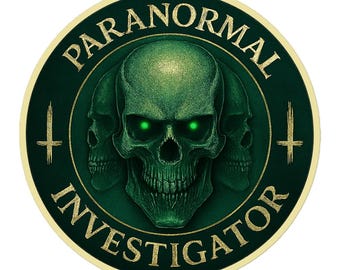 Może przedstawiać: Okrągła odznaka z zieloną czaszką z świecącymi zielonymi oczami i dwiema mniejszymi czaszkami z tyłu. Napis "PARANORMAL INVESTIGATOR" jest napisany złotymi literami na obrzeżu, ze złotymi krzyżami po obu stronach.