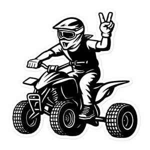 Könnte beinhalten: Schwarz-weißer Aufkleber einer Person, die ein ATV fährt und einen Helm und eine Schutzbrille trägt. Die Person zeigt mit der rechten Hand das Friedenszeichen. Das ATV hat große Reifen und ist für den Geländeeinsatz konzipiert.