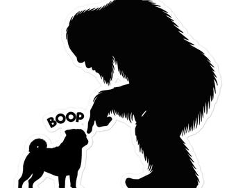 Bigfoot Sasquatch-pug Boop, sticker mopshond, sticker Bigfoot, sticker Sasquatch, mopshond moeder, mopshond mama, mopshond vader, mopshond minnaar, mopshondliefhebbers, hondenliefhebber
